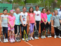 Tennislehrer Alexander Götz mit Tennisschüler(innen)
